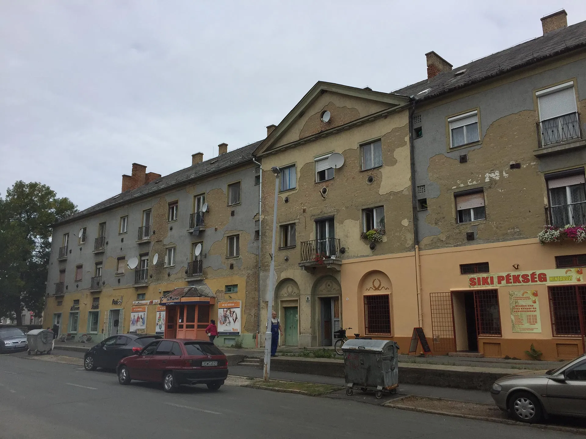 A lakótömb középső része felújítás előtt