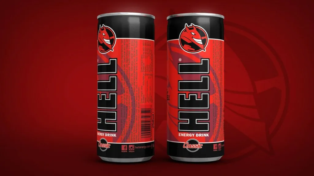Két HELL energiaitalos doboz 3D renderje vörös háttér előtt