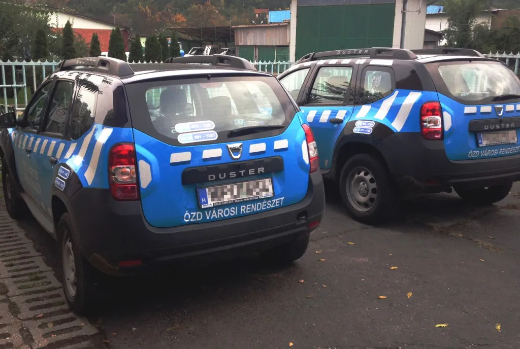 A rendészeti autók hátulnézetből
