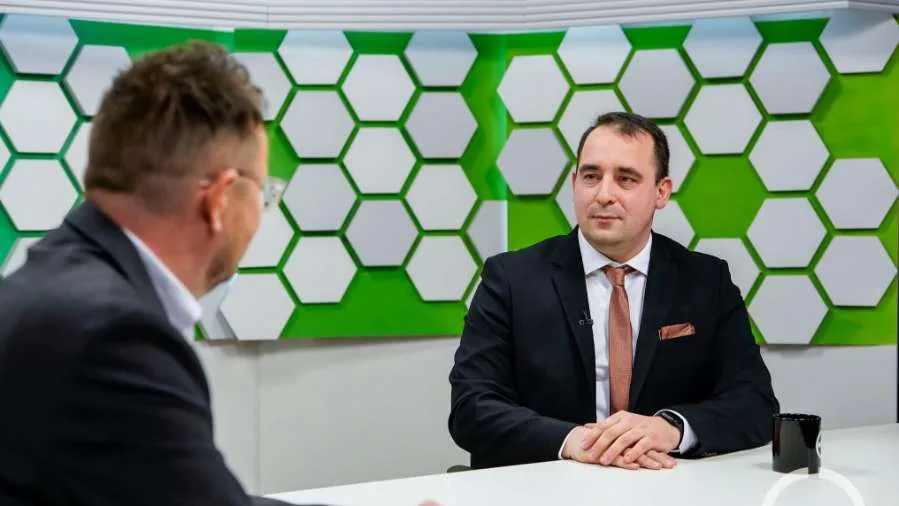 Máté István az Ózdi Városi Televízió stúdiójában